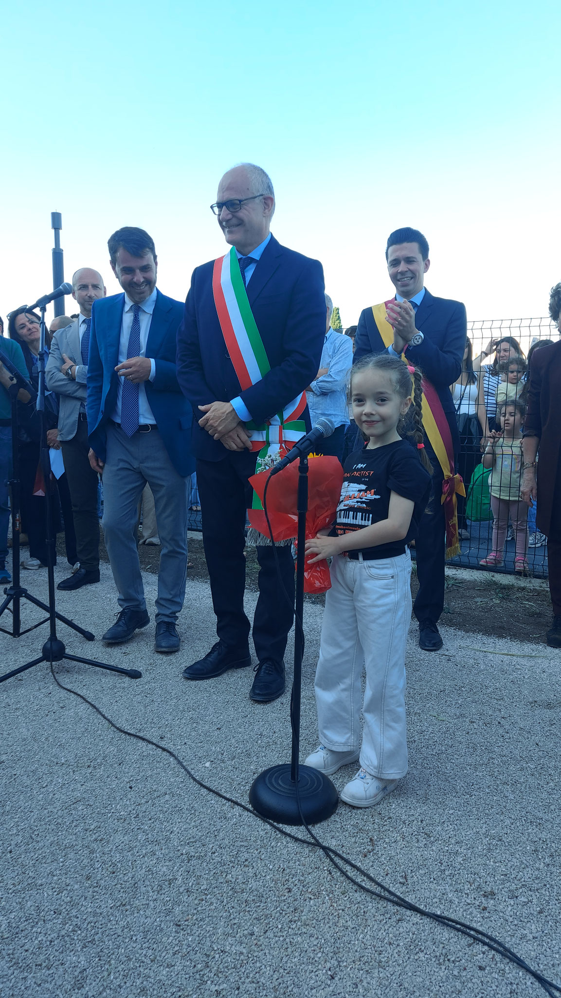 Suemy Feliziani riceve in dono, dal Sindaco di Roma Roberto Gualtieri, dopo l'esibizione, un coloratissimo mazzo di fiori