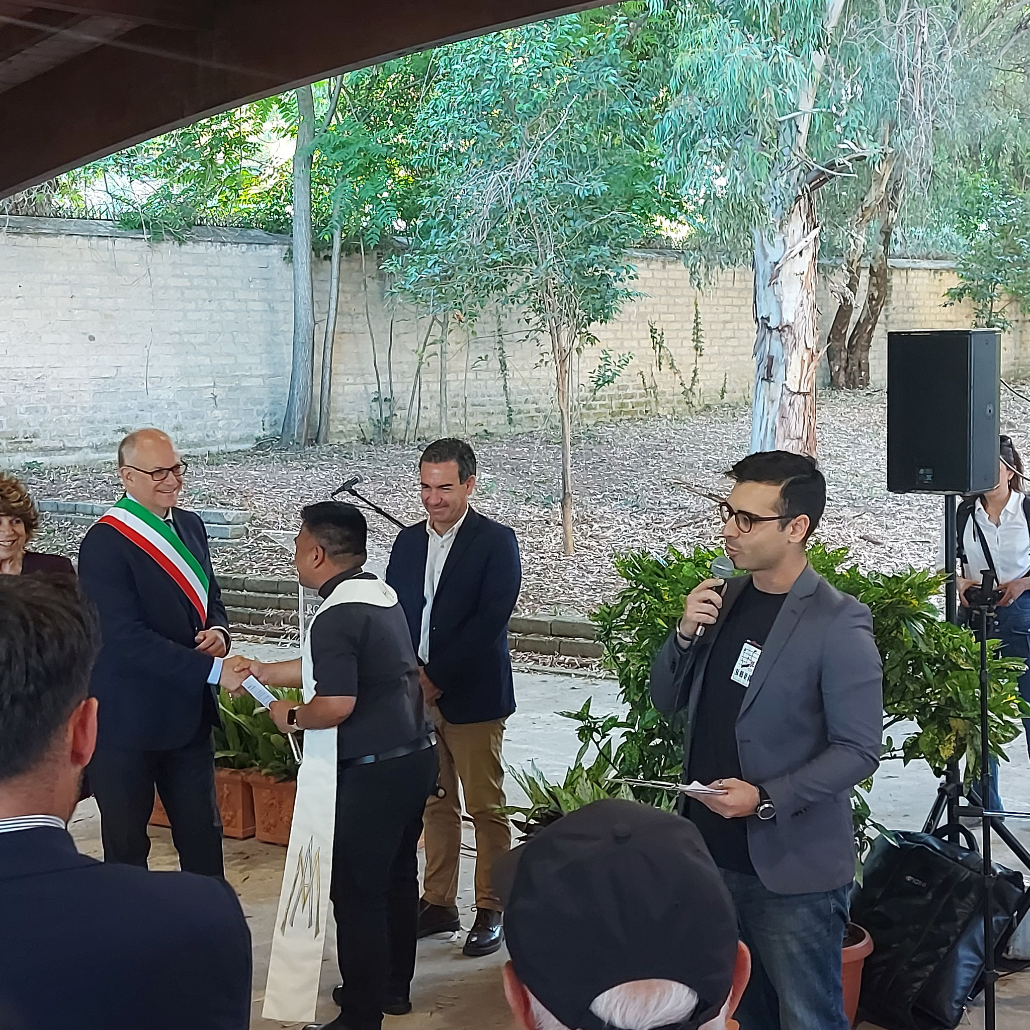 William Feliziani presentatore delle due inaugurazioni. Questa nella foto: Nuovo Centro Anziani in Via delle Canapiglie - inizio cerimonia ore 18:00