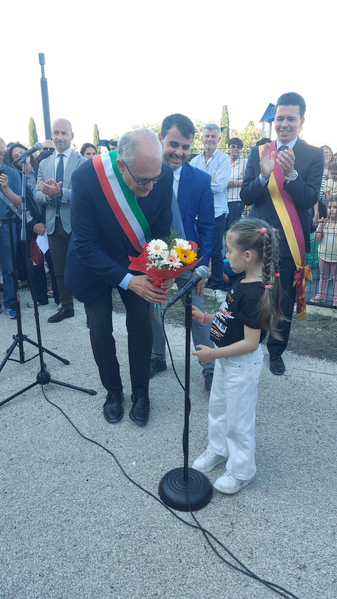 Suemy Feliziani riceve in dono, dal Sindaco di Roma Roberto Gualtieri, dopo l'esibizione, un coloratissimo mazzo di fiori