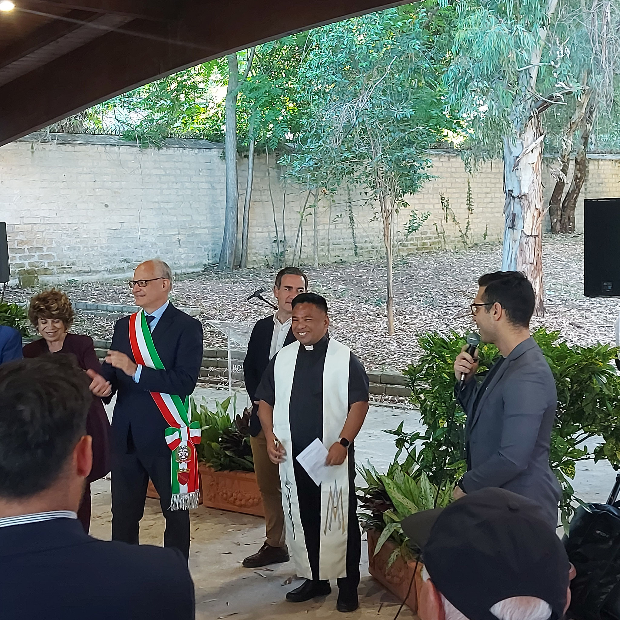 William Feliziani presentatore delle due inaugurazioni. Questa nella foto: Nuovo Centro Anziani in Via delle Canapiglie - inizio cerimonia ore 18:00