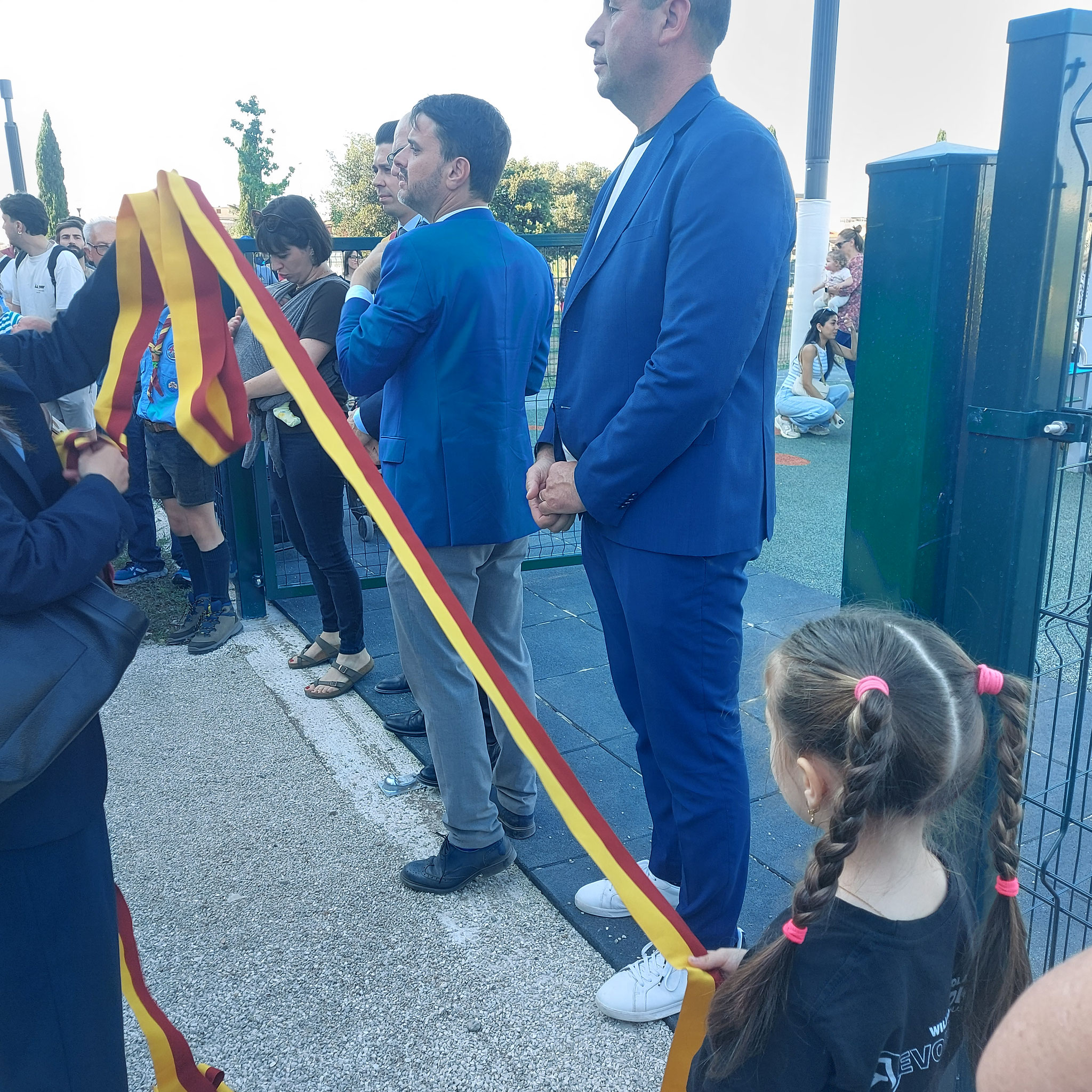 Suemy Feliziani chiamata a tenere il nastro che il Sindaco deve tagliare