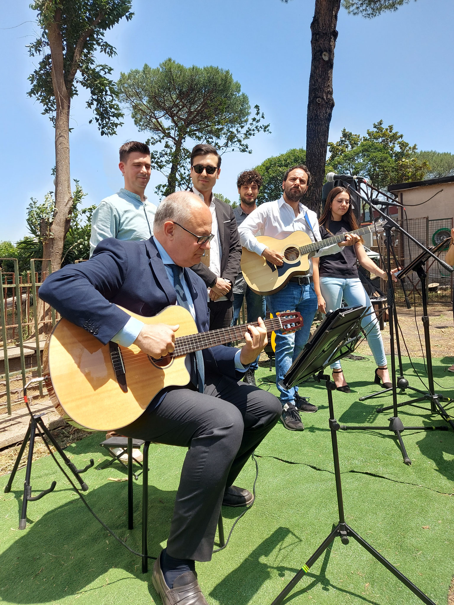 Il sindaco Gualtieri suona la chitarra con la William School Music