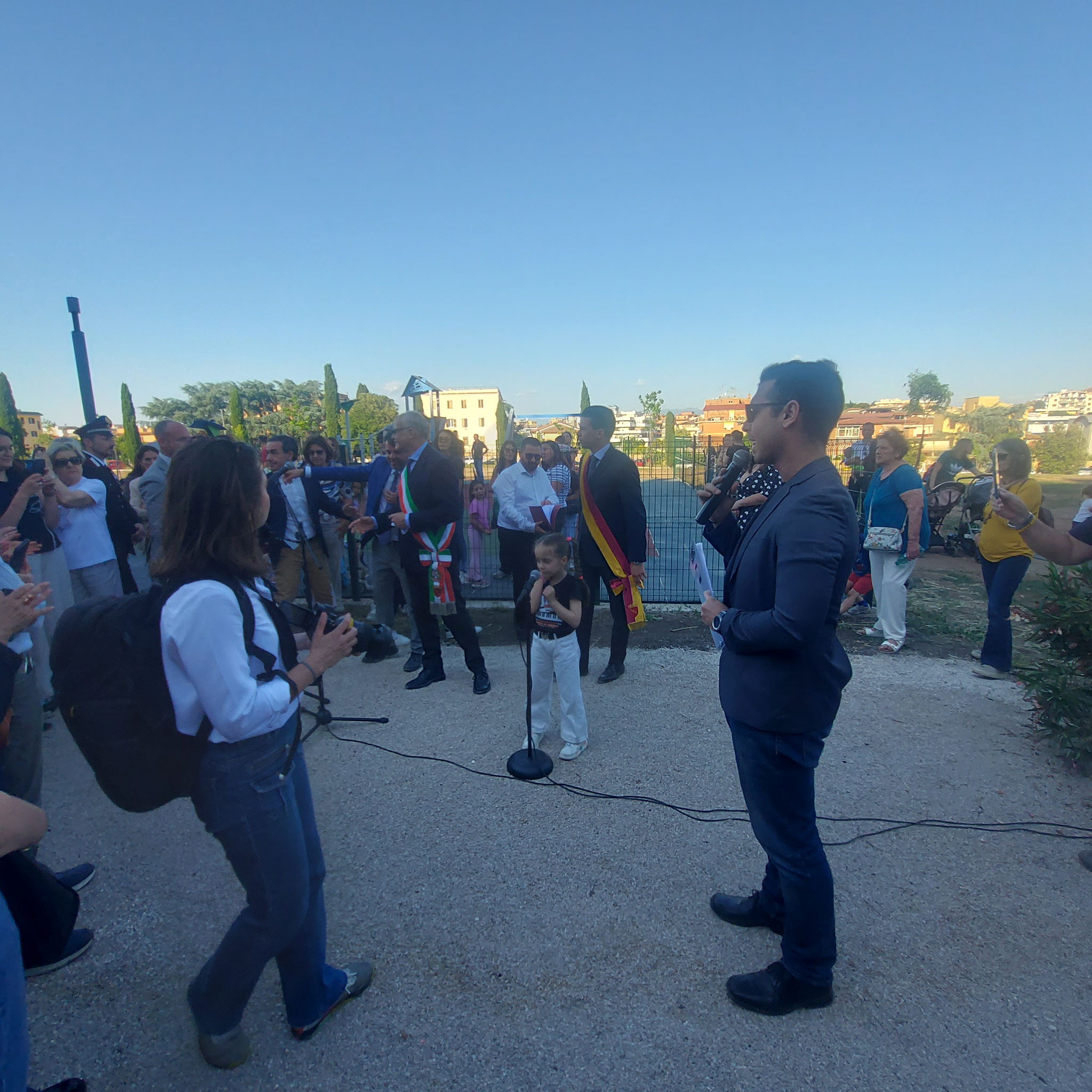 William Feliziani presentatore delle due inaugurazioni. Questa nella foto: parco pubblico in Via delle Rupicole - inizio cerimonia ore 17:00