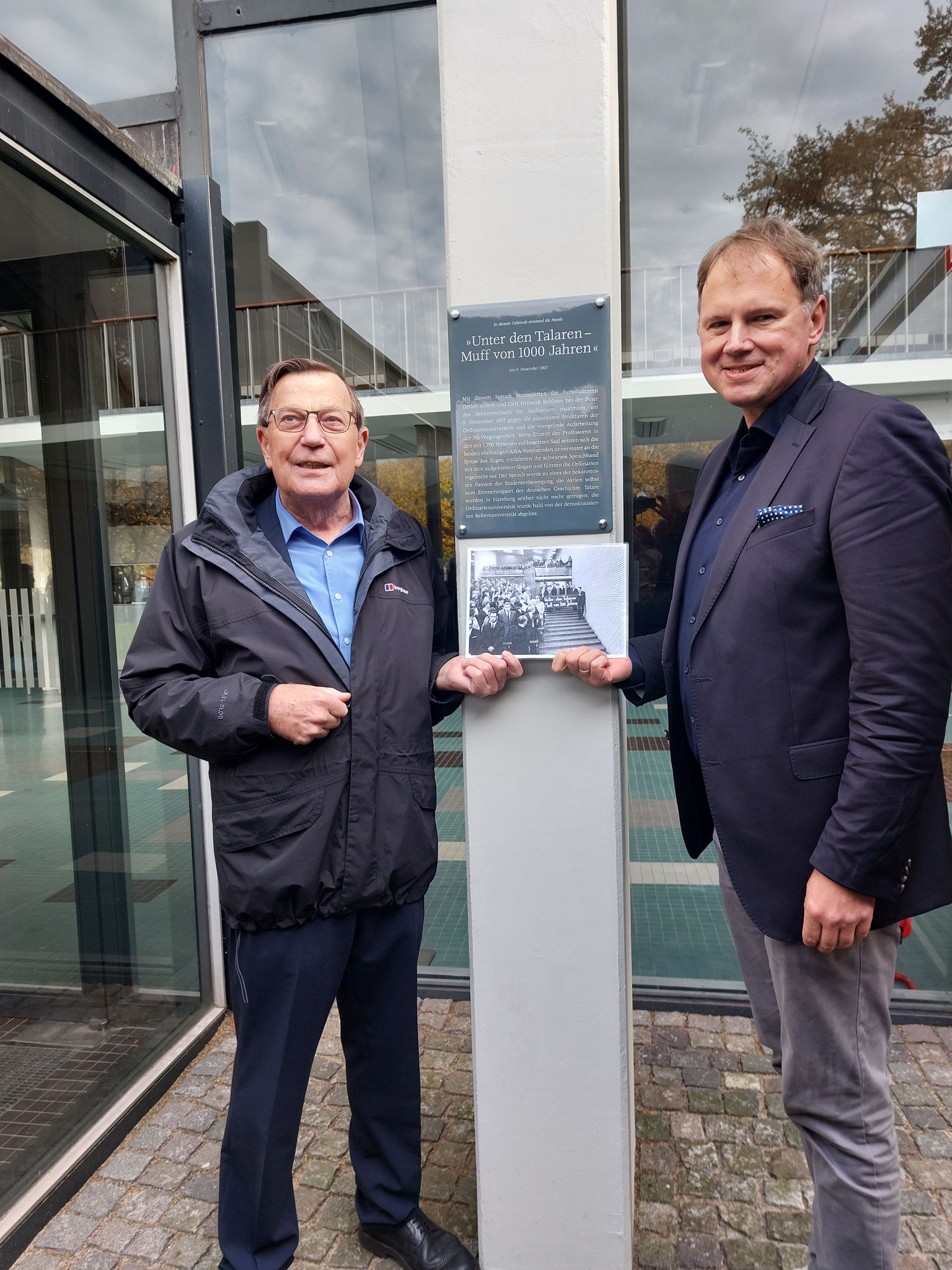 Ehrung von Vorstandsmitglied Gert Hinnerk Behlmer vor der Gedenktafel, 5.11.2025