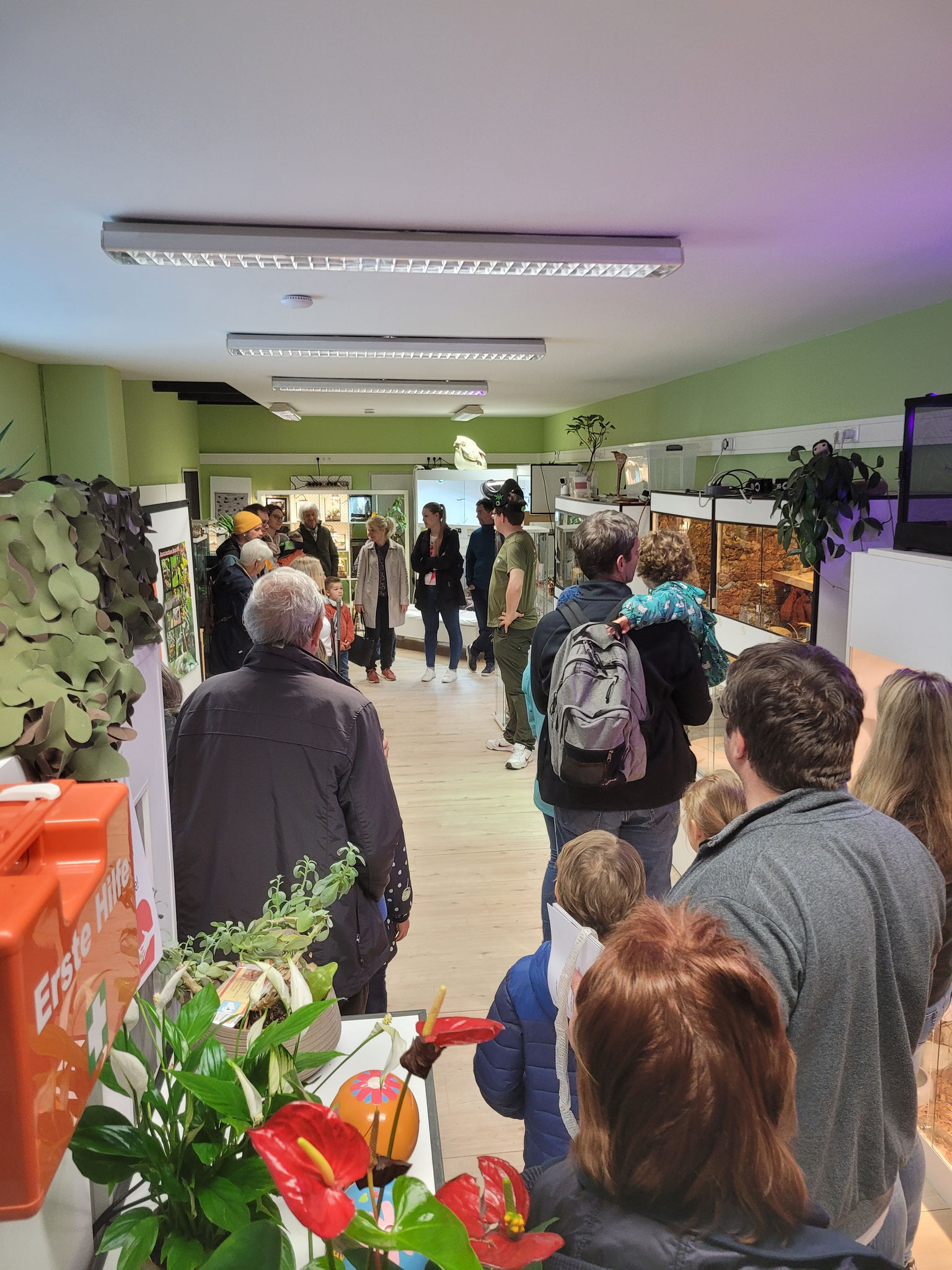 Zu langen „Besucherschlangen“ kam es vor der Welt der Gifte – an die 350 Personen besuchten die Erlebniswelt in Bergheim bei ihrer Museumswochenende-Premiere am Sonntag. © Welt der Gifte