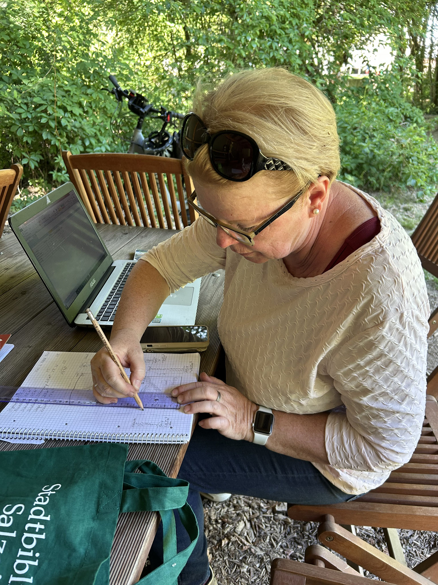 Ute beim Erstellen der Detailplanung 