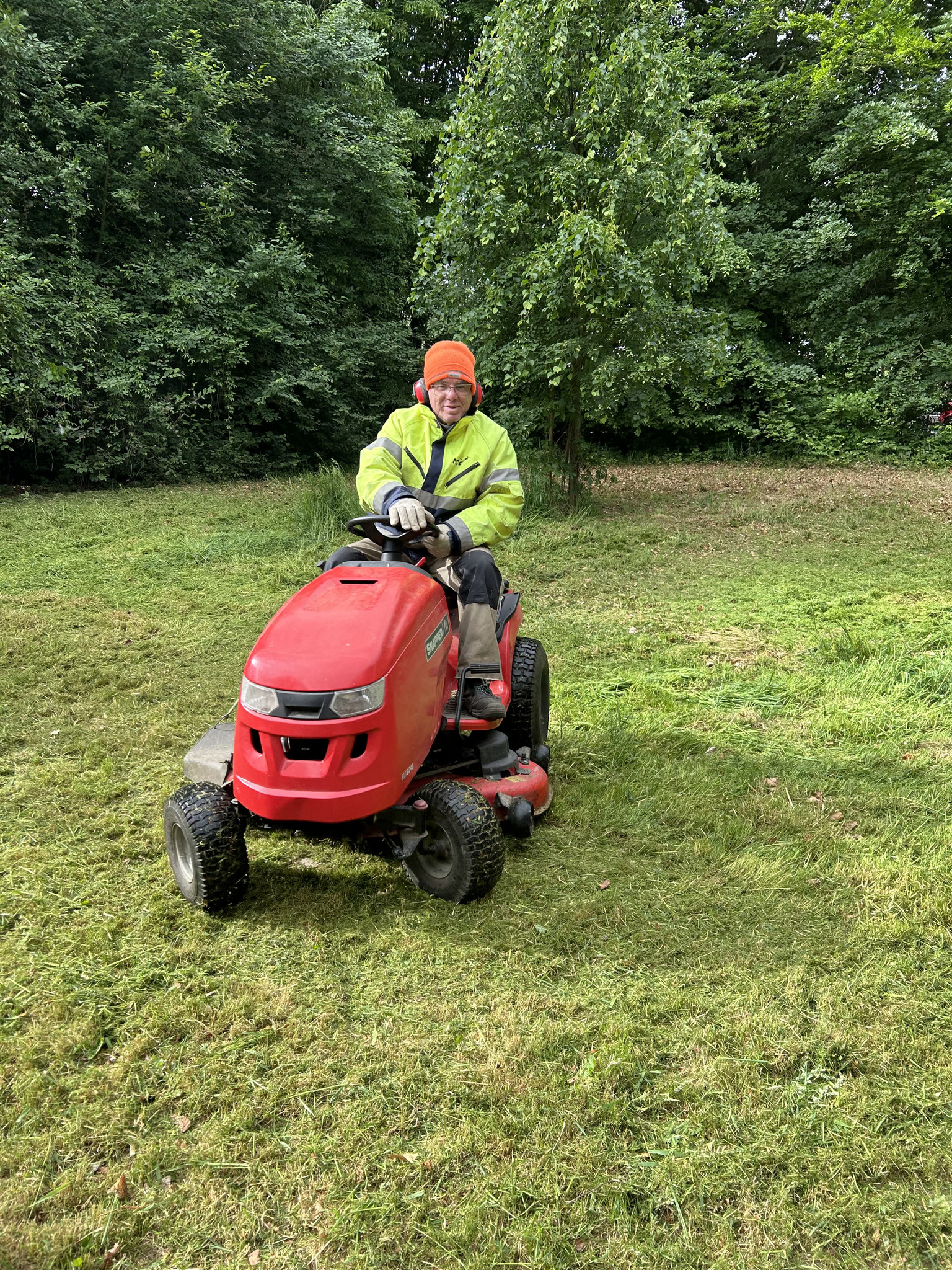 Günter bändigt das hohe Gras