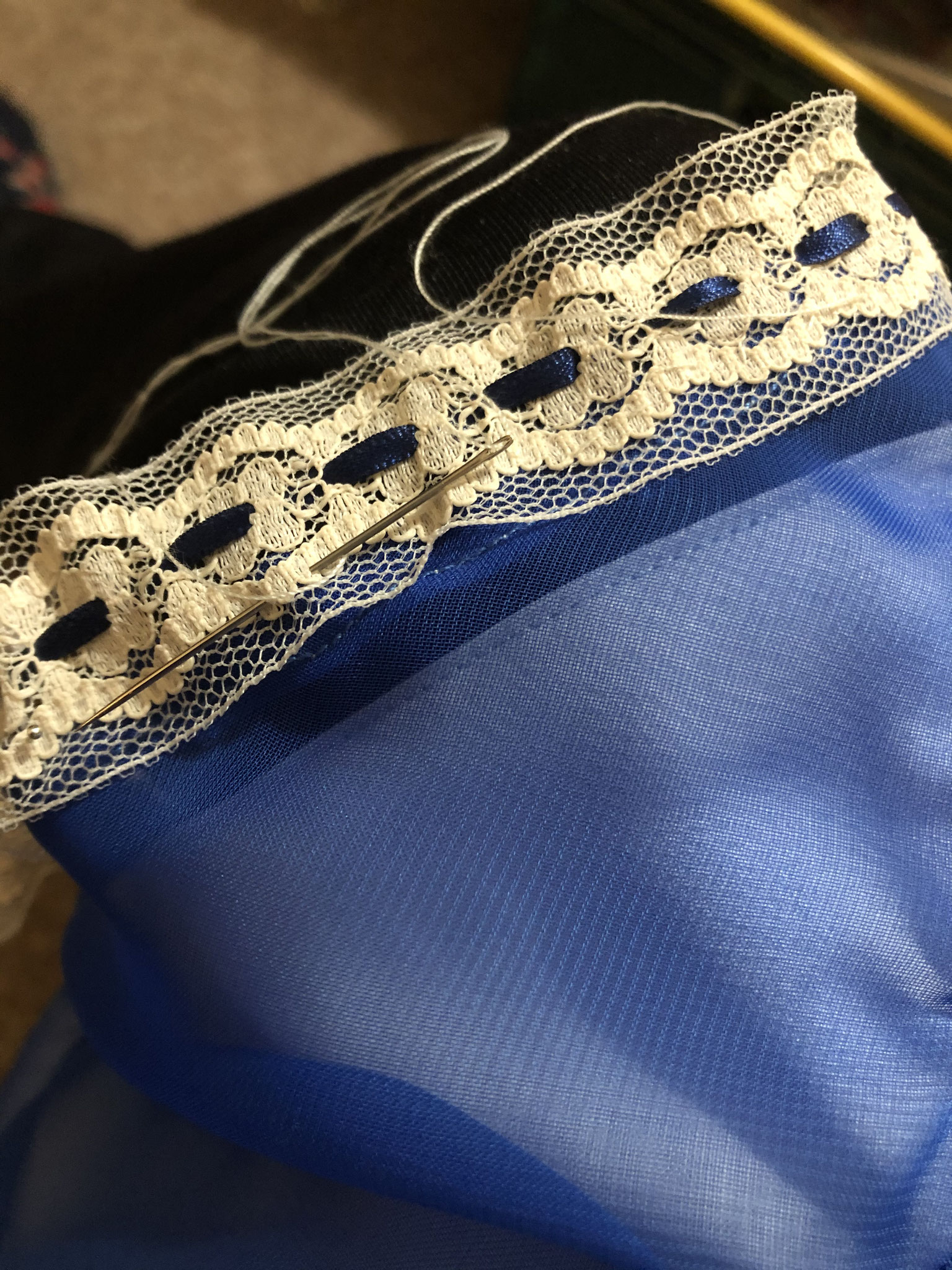 Detailfoto Spitzenborte am Alice im Wunderland Kleid