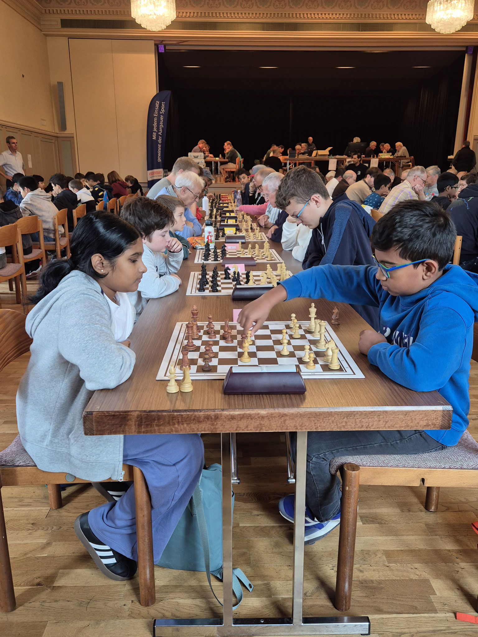 Im Jugendturnier wurde sehr ruhig und konzentriert gespielt 5 Mädchen waren dabei. Rechts am zweiten Brett Théo Comby