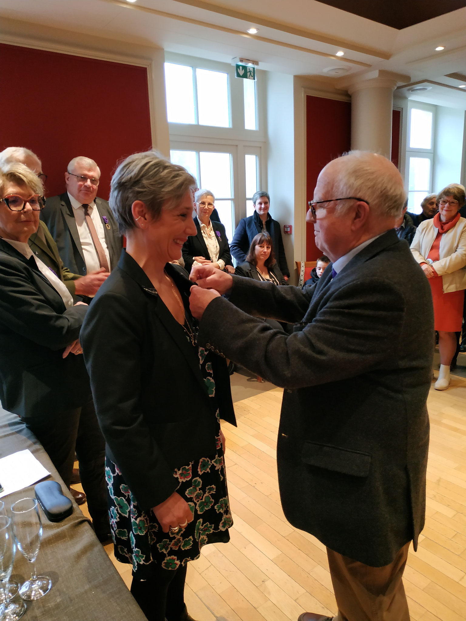 M. Munier décore Mme Sandrine VERDIRÈRE