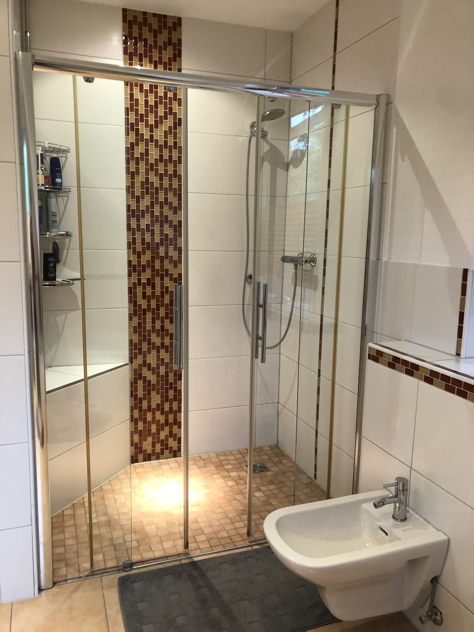 Badezimmer 1 mit begehbarer Dusche