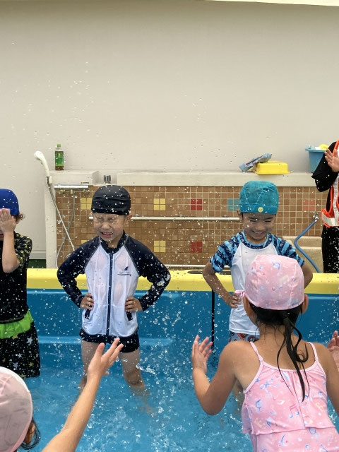 今度は子どもたちもチャレンジ。水をかけられても頑張るぞ！
