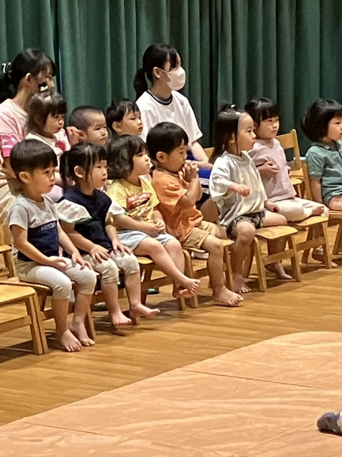 舞台をじっと見つめて真剣に見入っています。