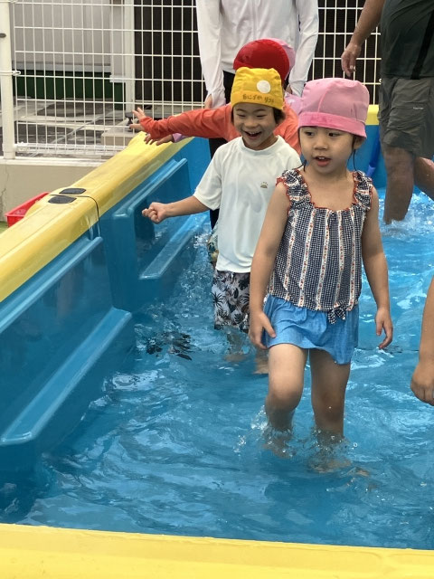 ゆっくりプールの中を歩いたら…