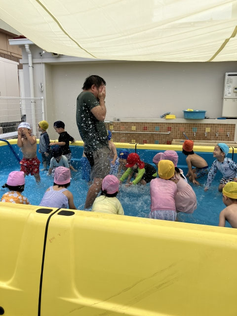 体育の先生に水をかけるぞー