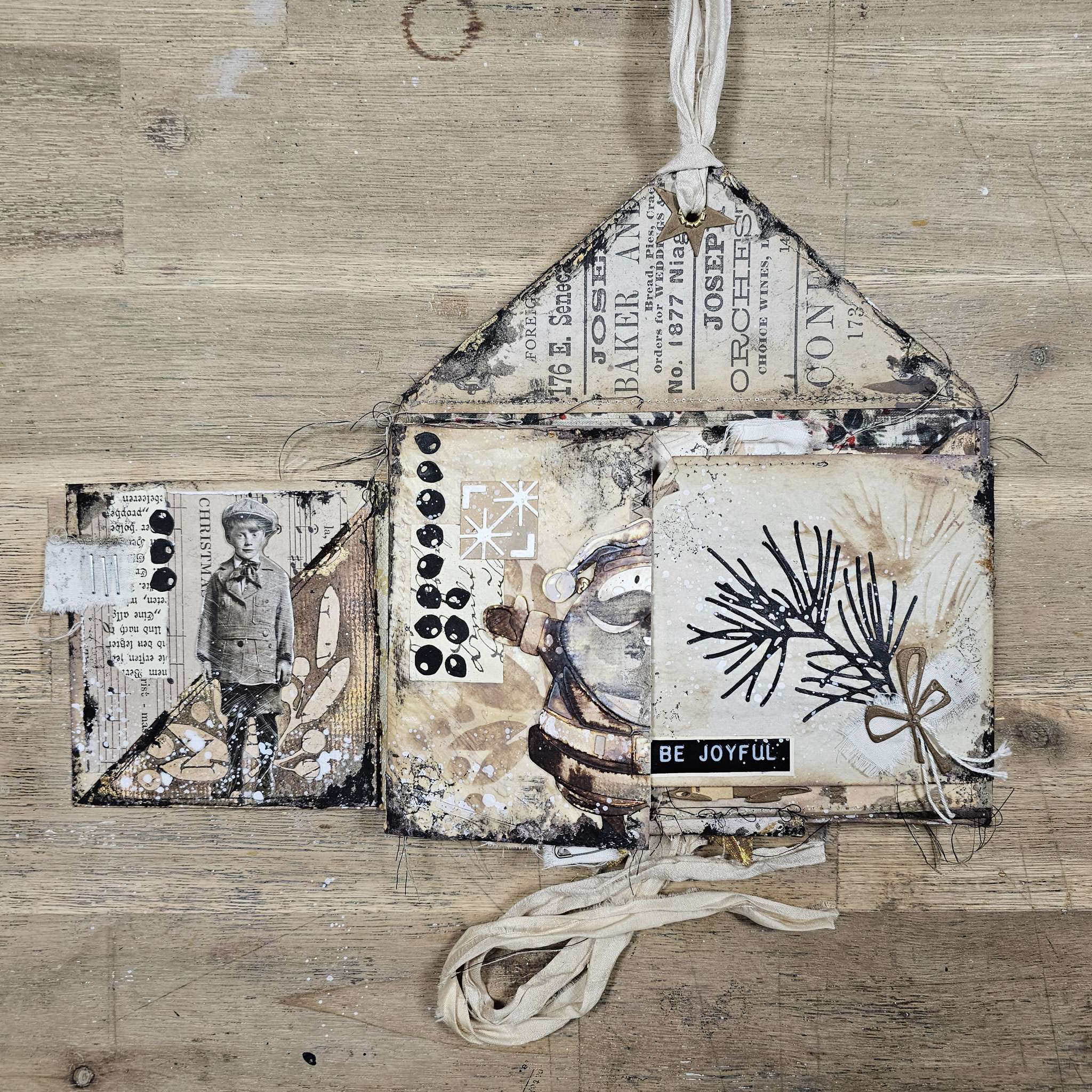 CHRISTMAS CARD HOLDER WITH TIM HOLTZ & SIZZIX CHRISTMAS 2023 - LUISE HEINZL  - JUNK JOURNAL ART