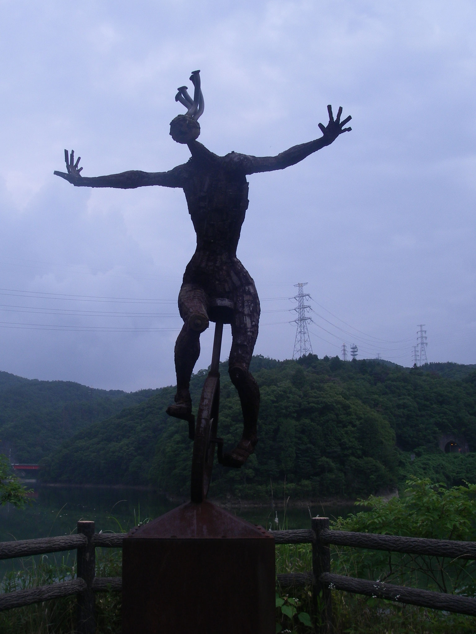 吞吐ダムの畔で