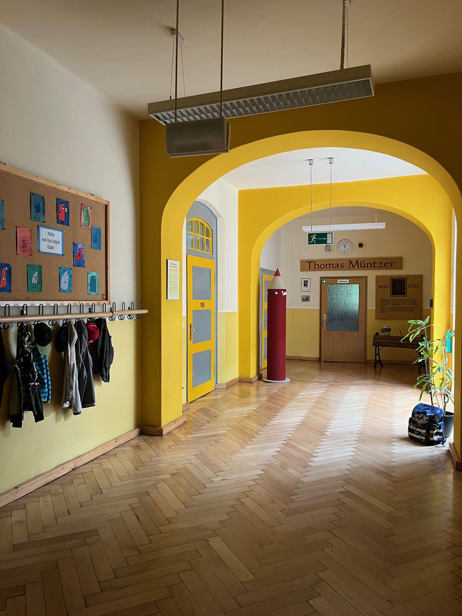 Flur im Obergeschoss mit Sekretariat