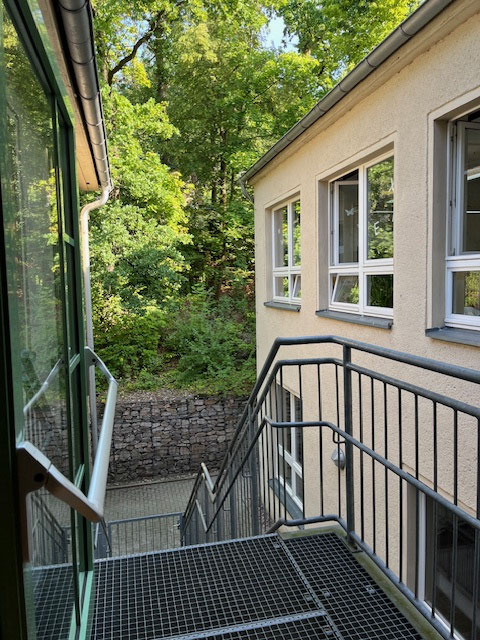 Notausgang mit Feuertreppe im Obergeschoss
