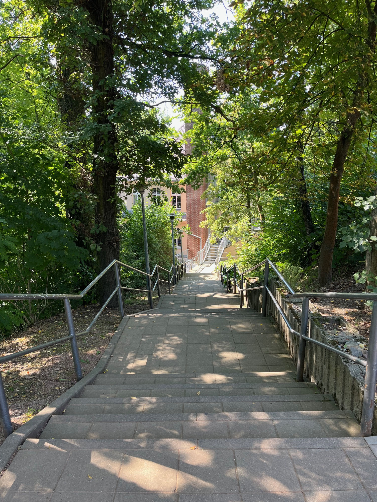 Treppe zur Turnhalle, dem Sportplatz und dem Pausenhof