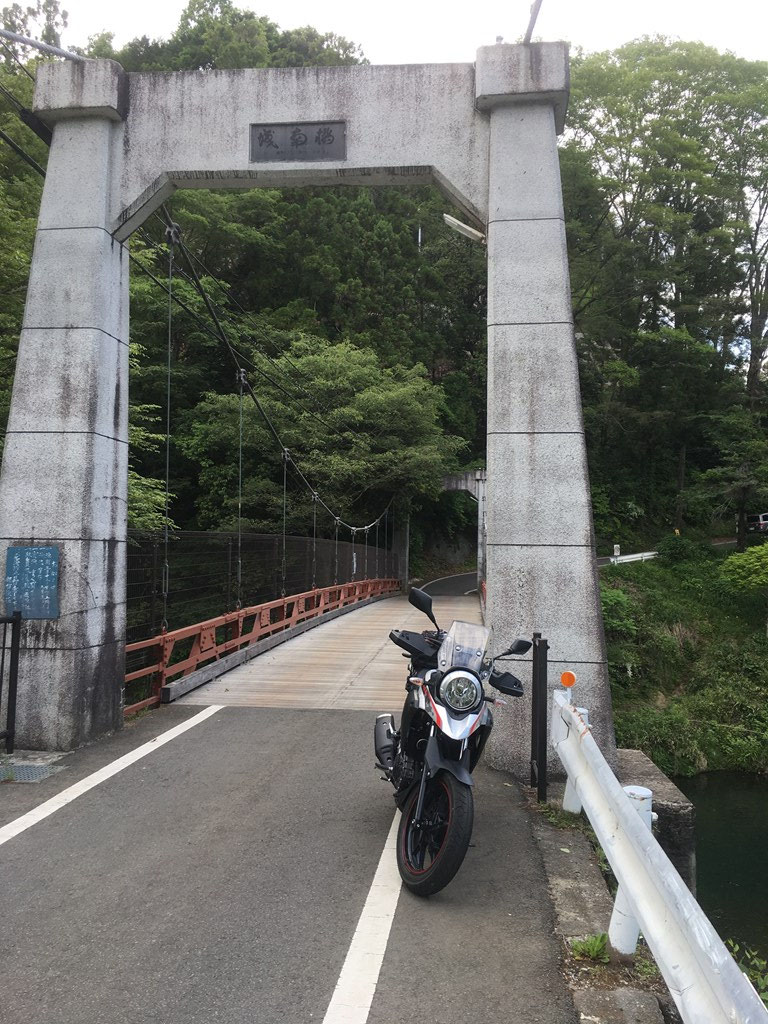 P14 都留市の谷村町駅近くのつり橋 路面が木!
