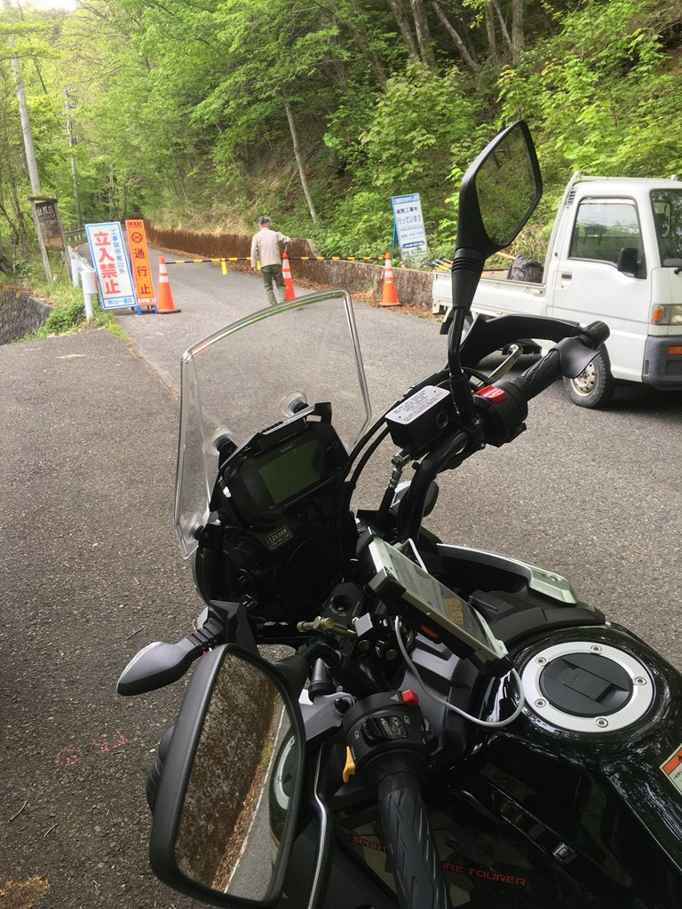 P09 好例の通行止め 甘利山手前で