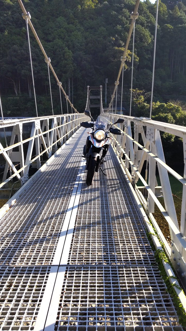 P-12　R371沿いのつり橋、いたるところにつり橋はある