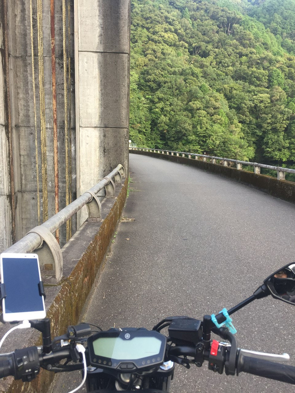 七色ダムの堤体上