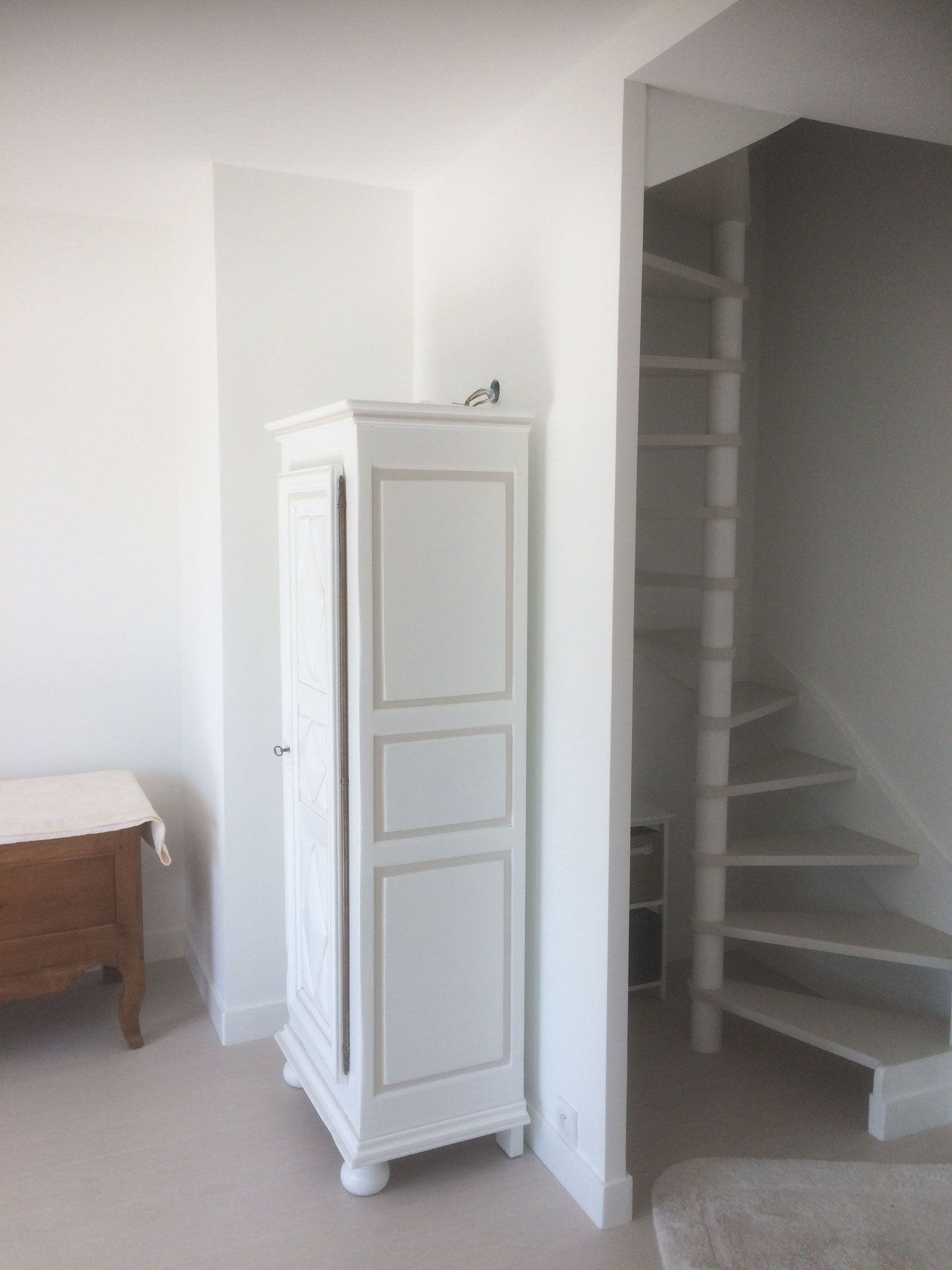 VUE SUR MEUBLE ET ESCALIER PEINT ET VITRIFIÉ EN 2 TEINTES 