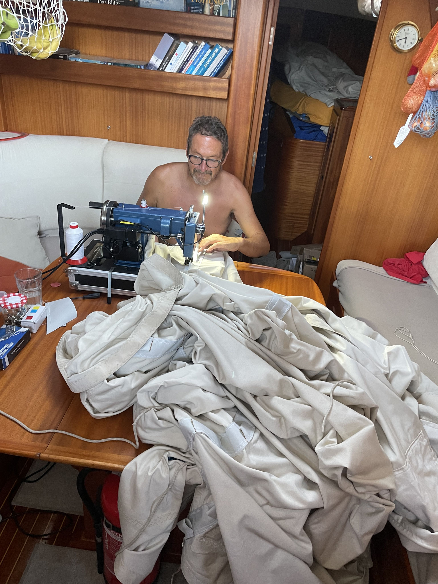 der Skipper inmitten der großen Plane