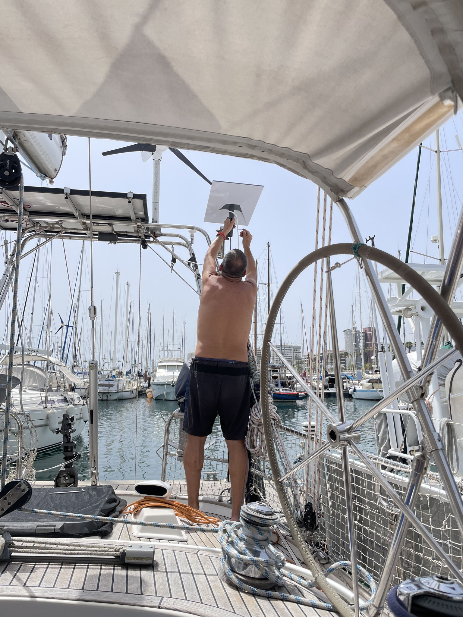 die neue Starlink Antenne wird erfolgreich installiert
