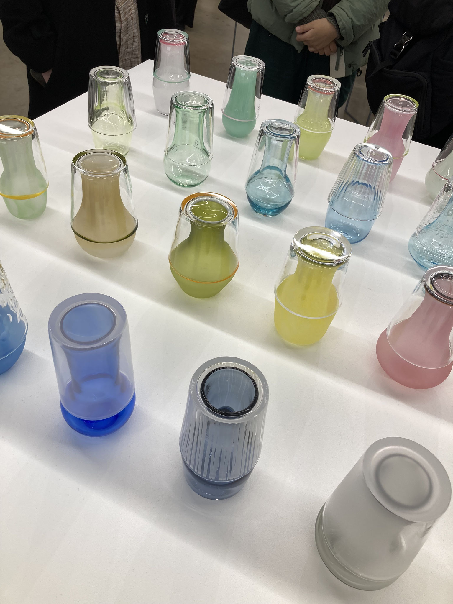 色ガラス器とグラス