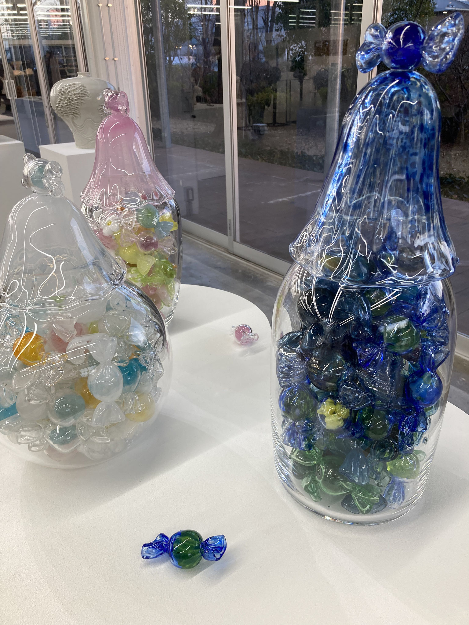 工芸工業デザイン学科　ガラスポットの中にはガラスで作られたキャンディが入ってました