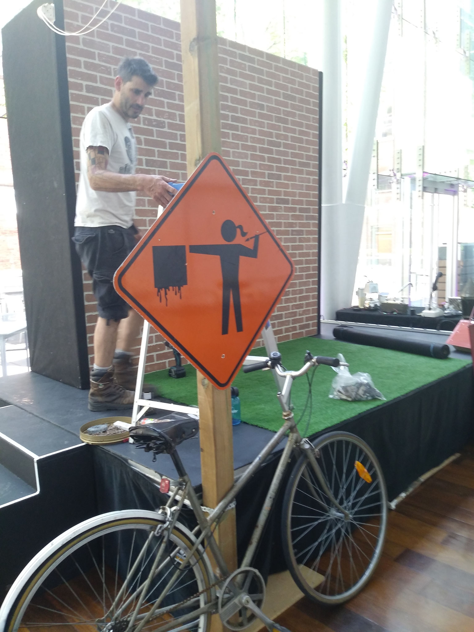 Panneau de signalisation modifié pour annoncer le travail d'artiste peintre en cours