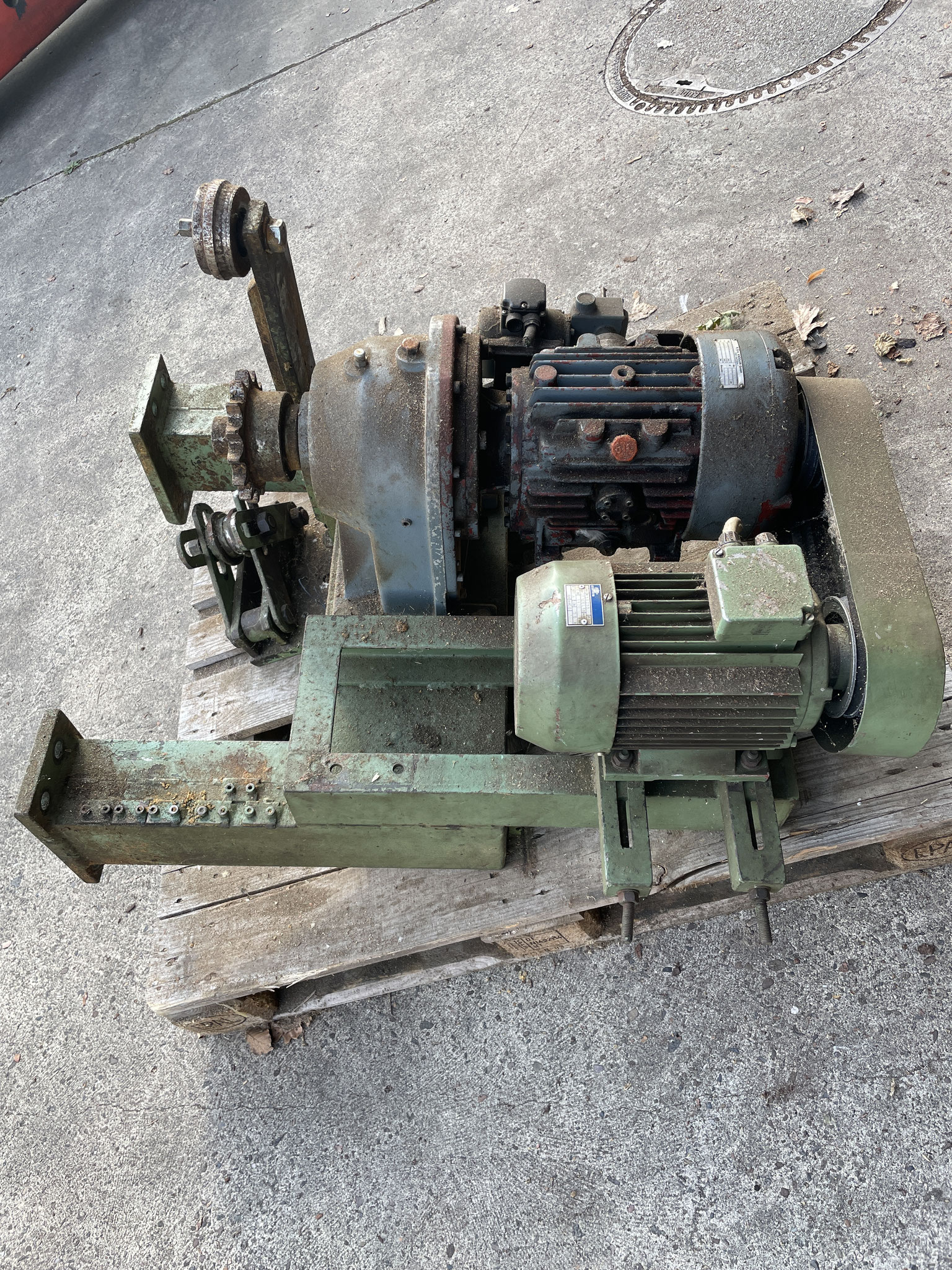 Gestell mit zwei alte Elektromotoren