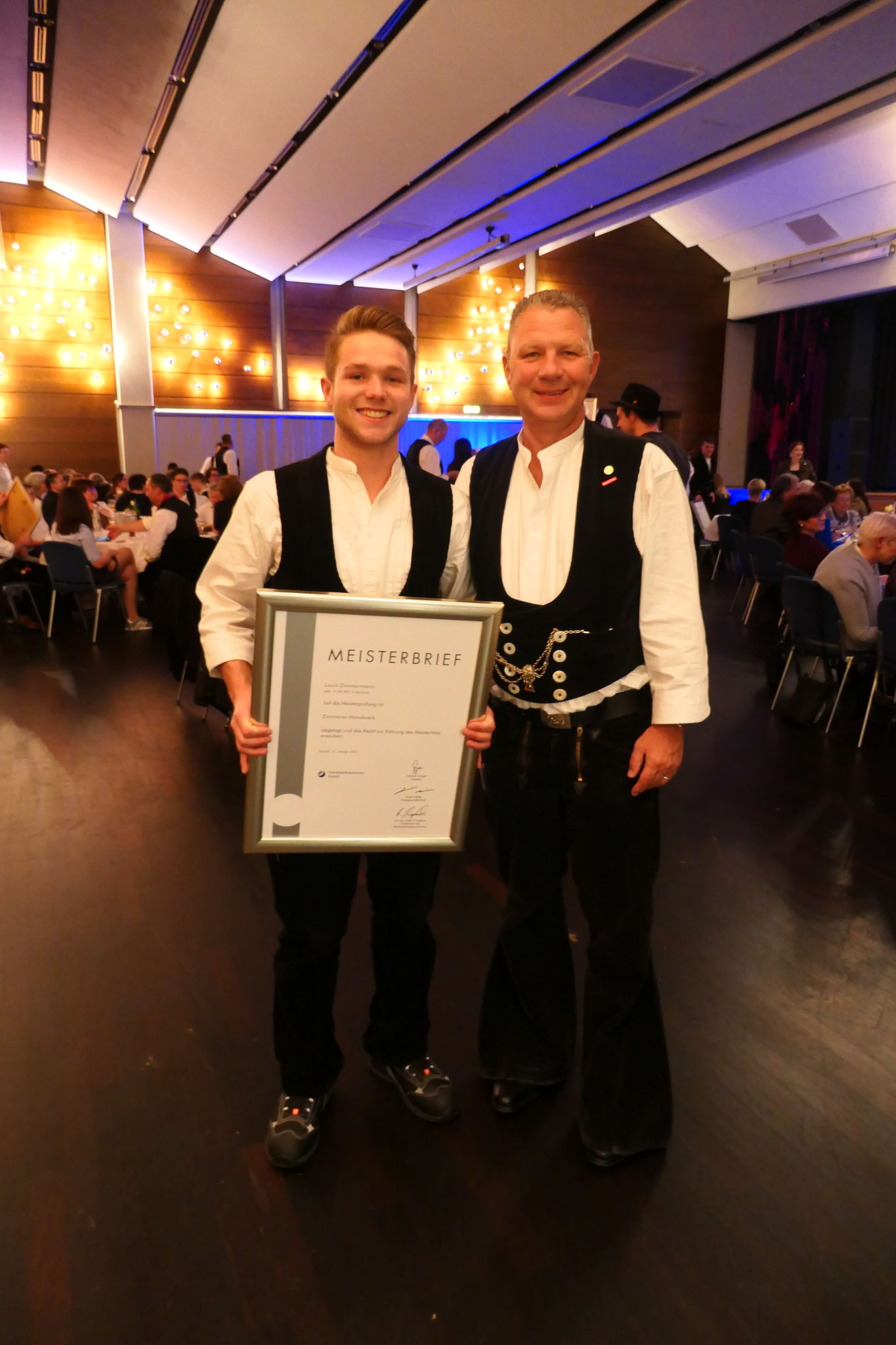 Im Januar 2020 hat Louis seinen Titel zum Zimmermeister auf der Bundesfachschule für Zimmerer in Kassel erworben