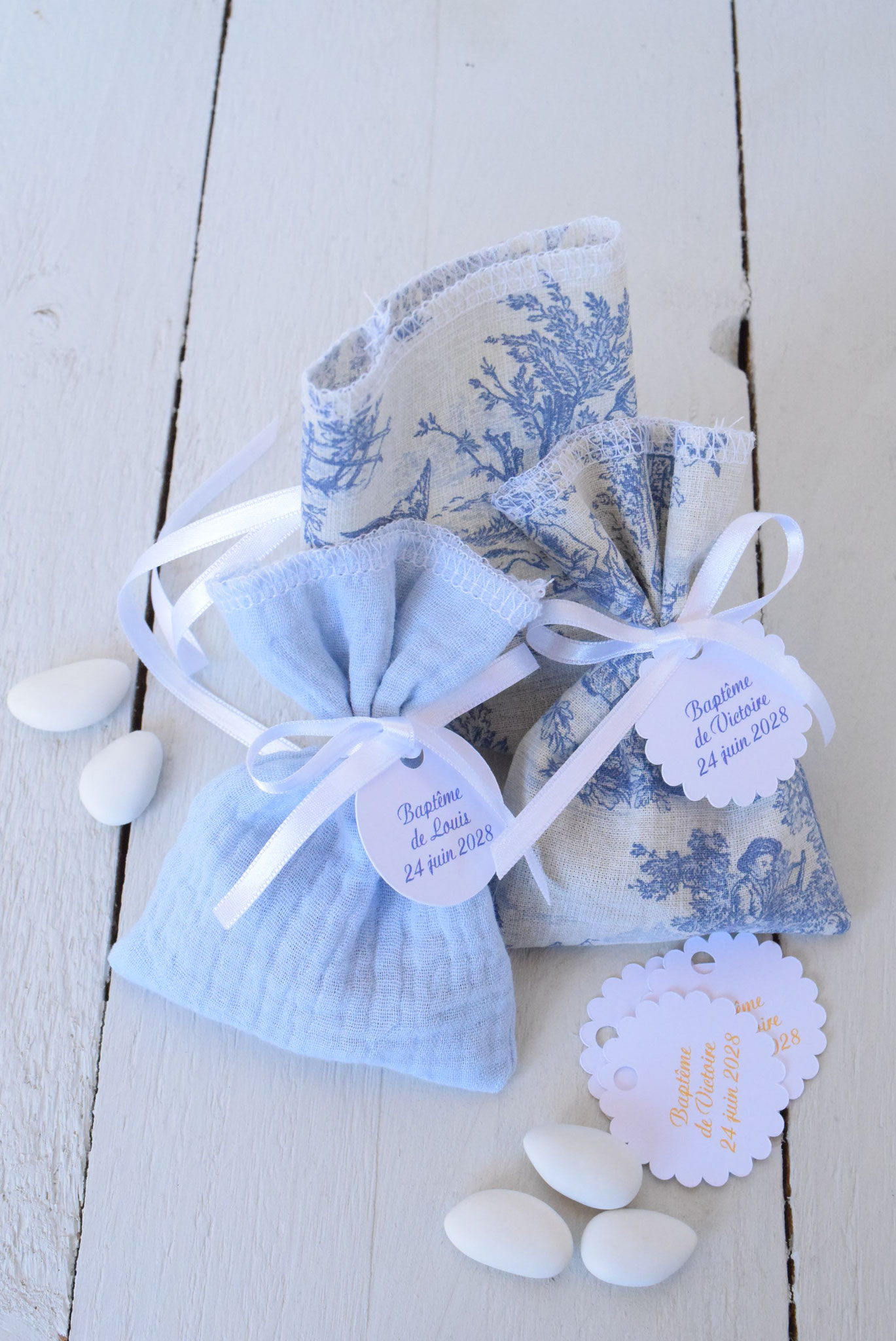Pochon dragées Toile de Jouy bleu - étiquette à personnaliser pour mariage communion baptême
