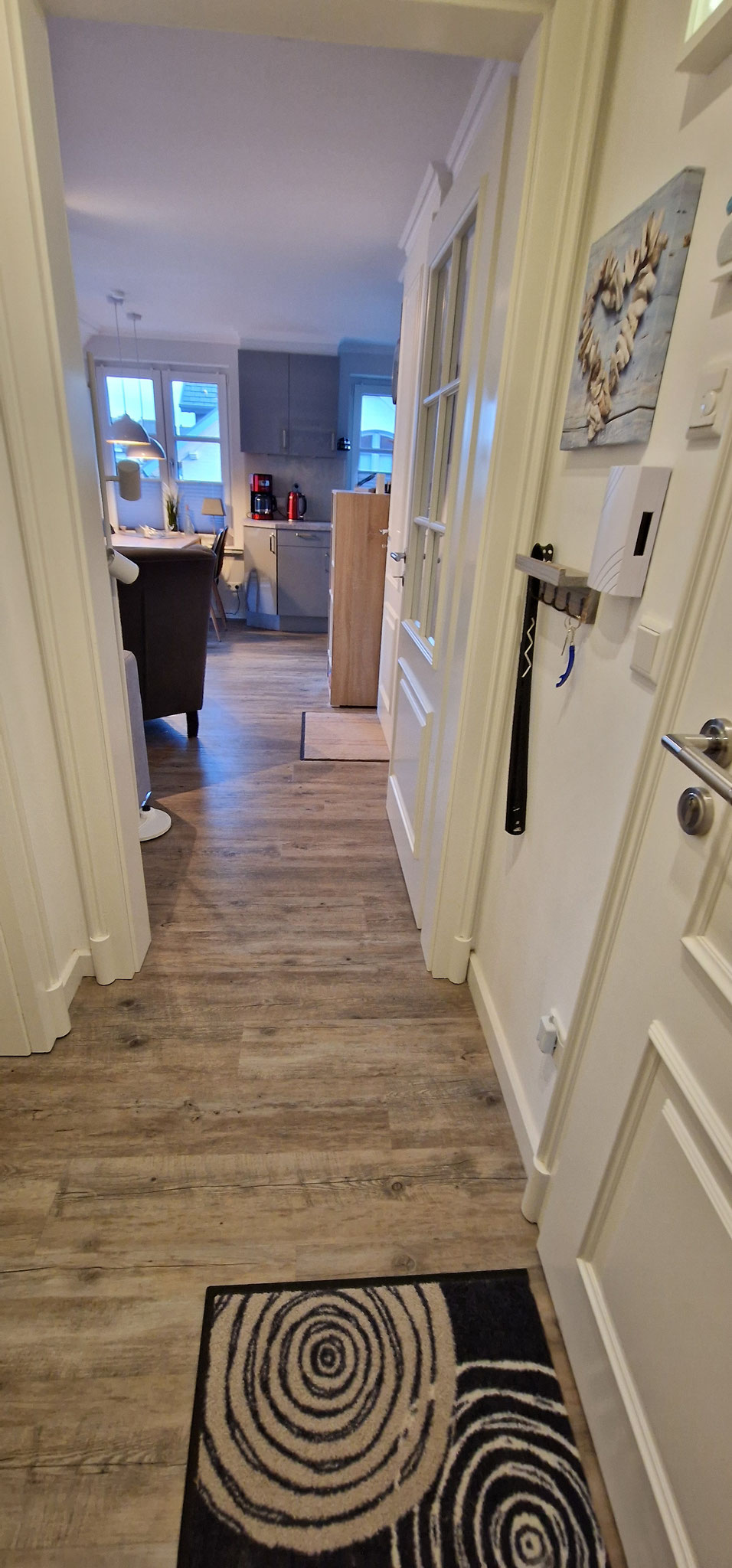 Sicht vom Flur von der Garderobe aus ins Wohnzimmer 