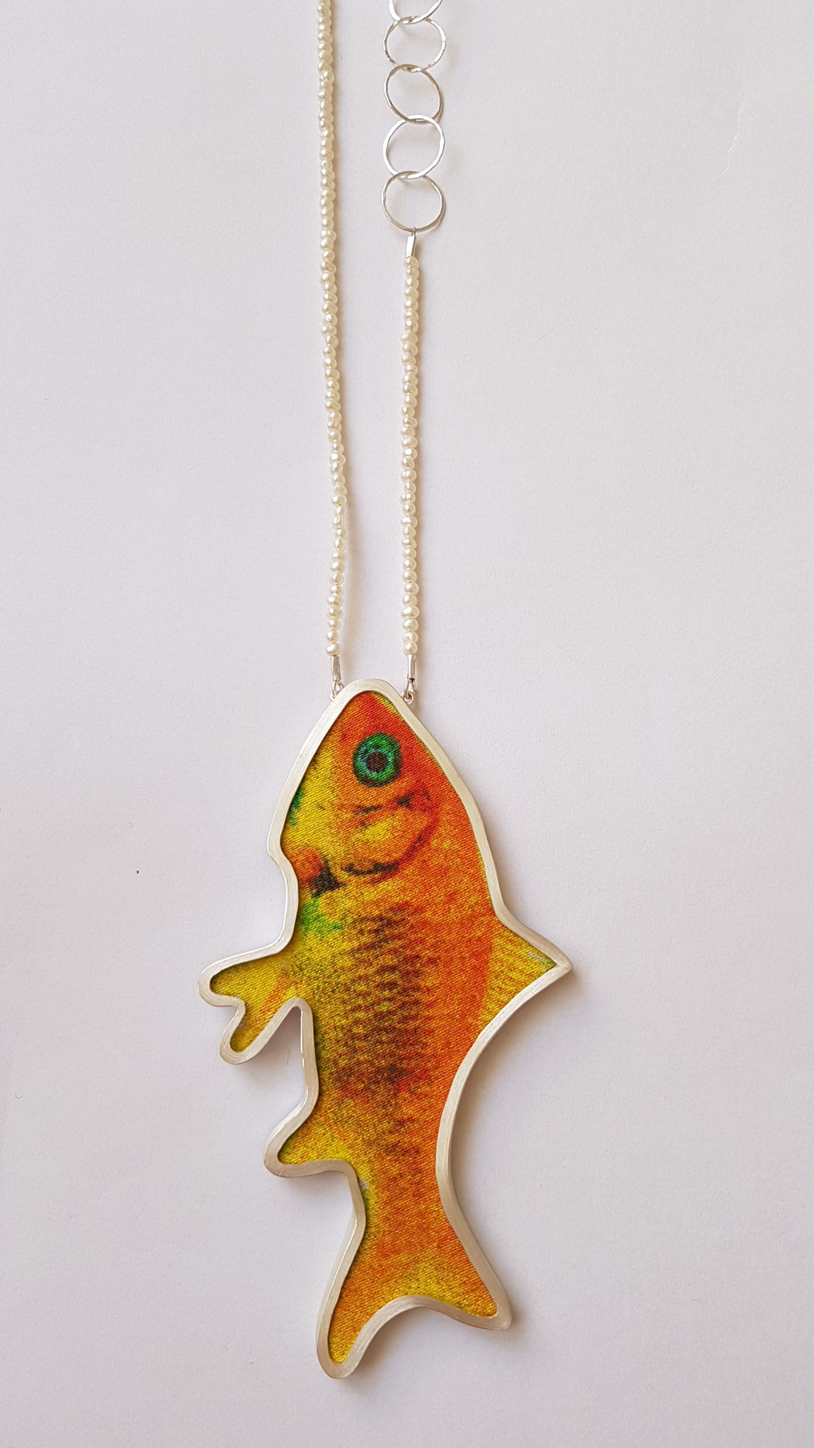 lange Kette in Silber 925, mit weißen Süßwasserperlen, Textildruck "Fisch" von Heike Ehrath, mimikry