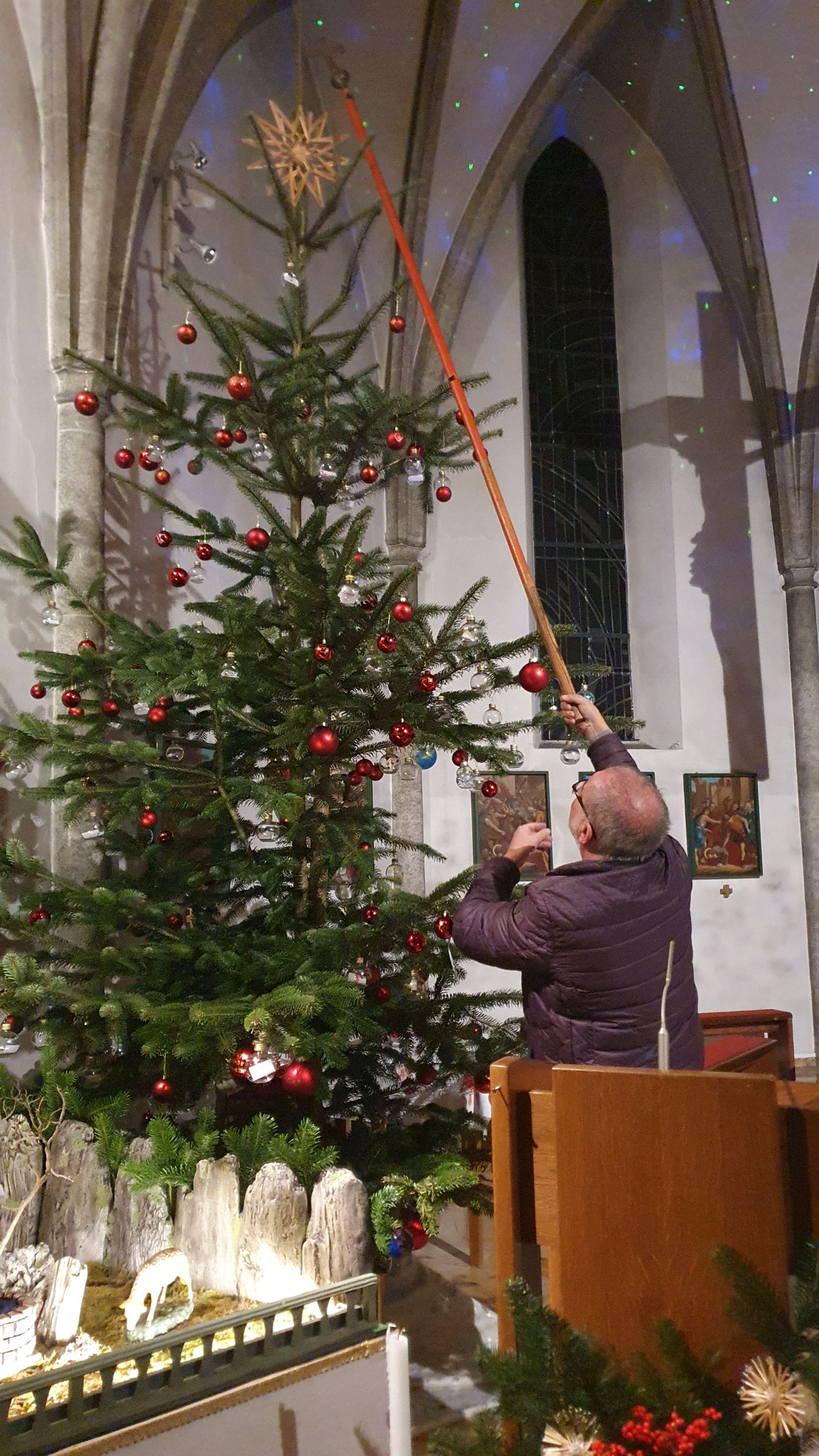 16 - Jetzt passt alles am Christbaum mit 400 Kugeln