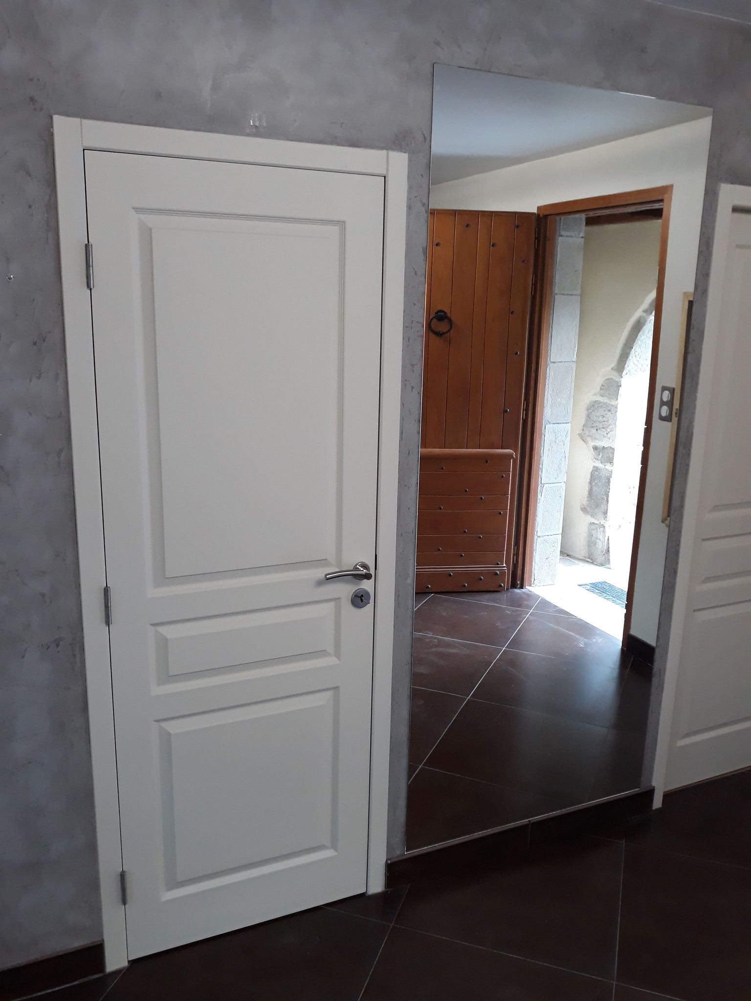 Porte de cellier retournée avec meuble étagère côté gauche et droit + mise en place d'un miroir.