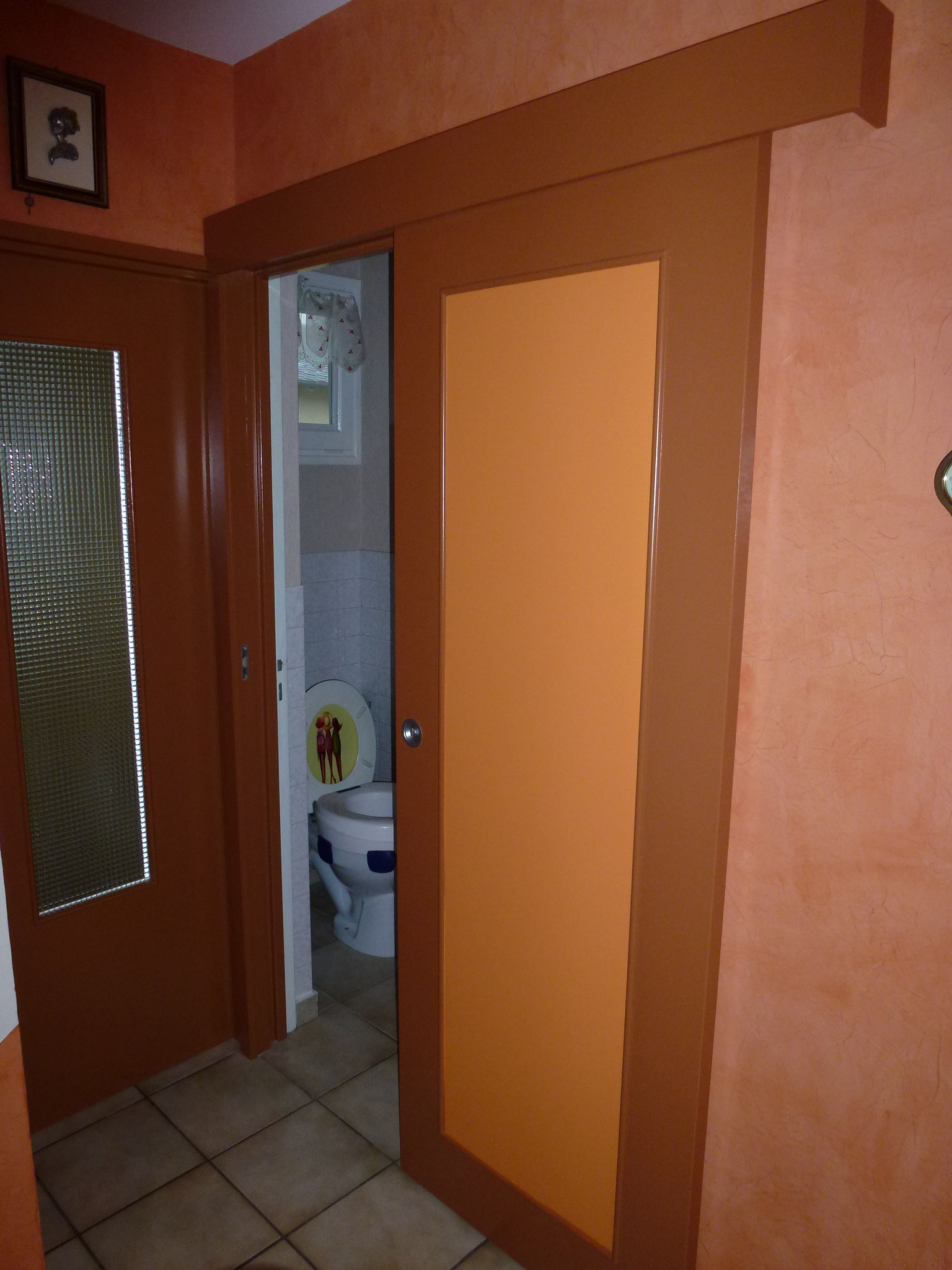 porte coulissante en position ouverte pour remplacer porte ouvrante dans les wc