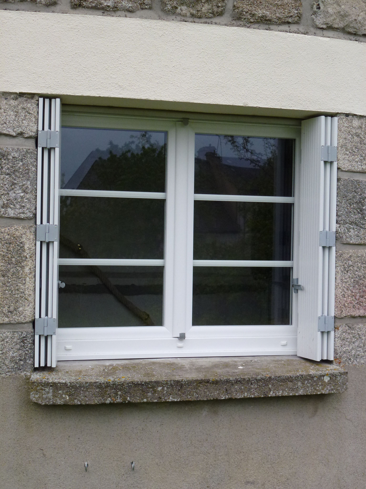 Fenêtre vue extérieur avec option petits bois incorporés dans le carreau et remise en service des volets PVC.