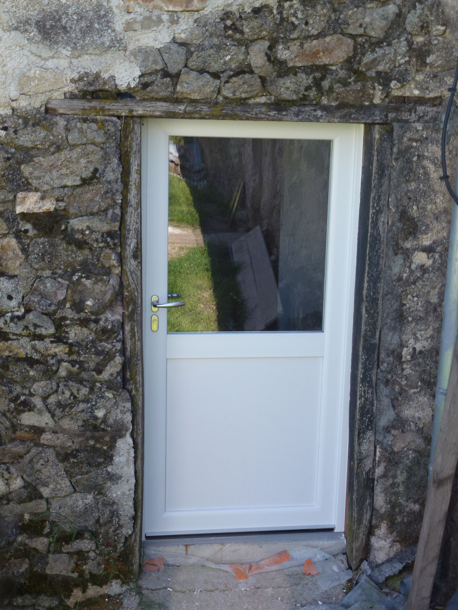 Porte d'entrée PVC blanc vue extérieur.