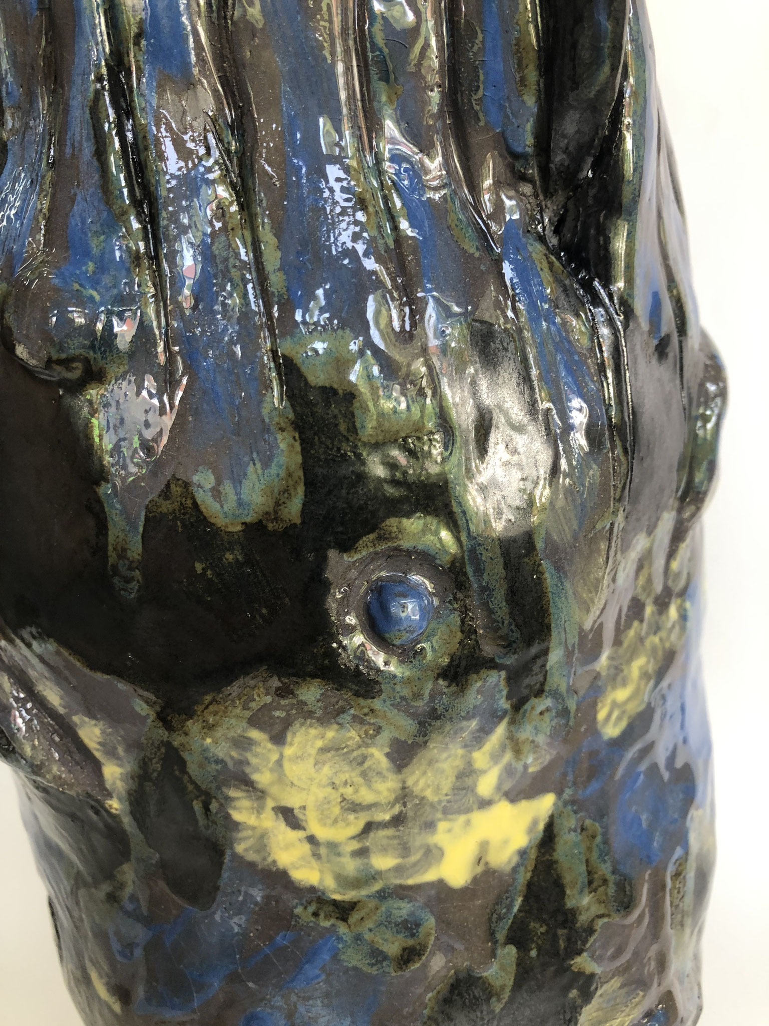 House of the Eyes, Detail, 2022, Keramik glasiert 