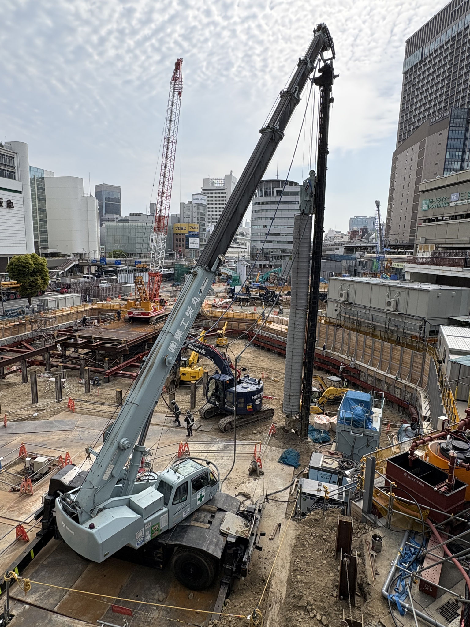 都心部での施工は飛散防止装備が必須条件。