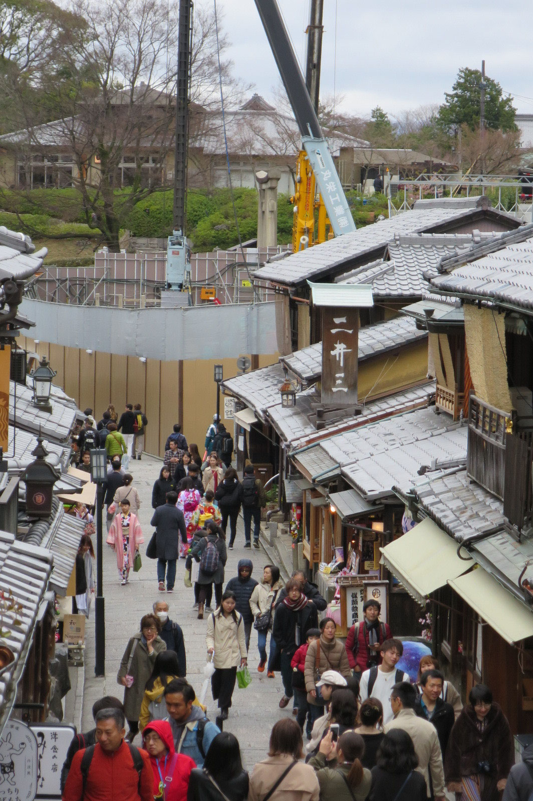 人で賑わう京都の観光地で施工。削孔土やセメントミルクの飛散は許されない。