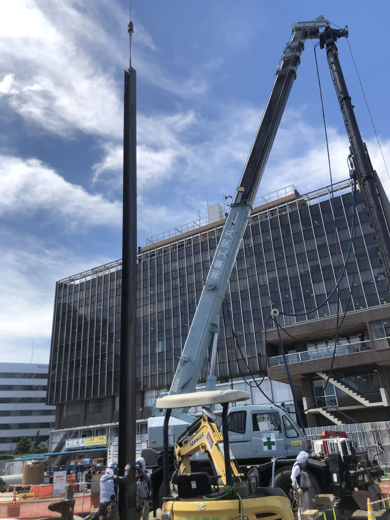 長くて重いH鋼杭の建て込みは別のクレーン車に揚重してもらう。