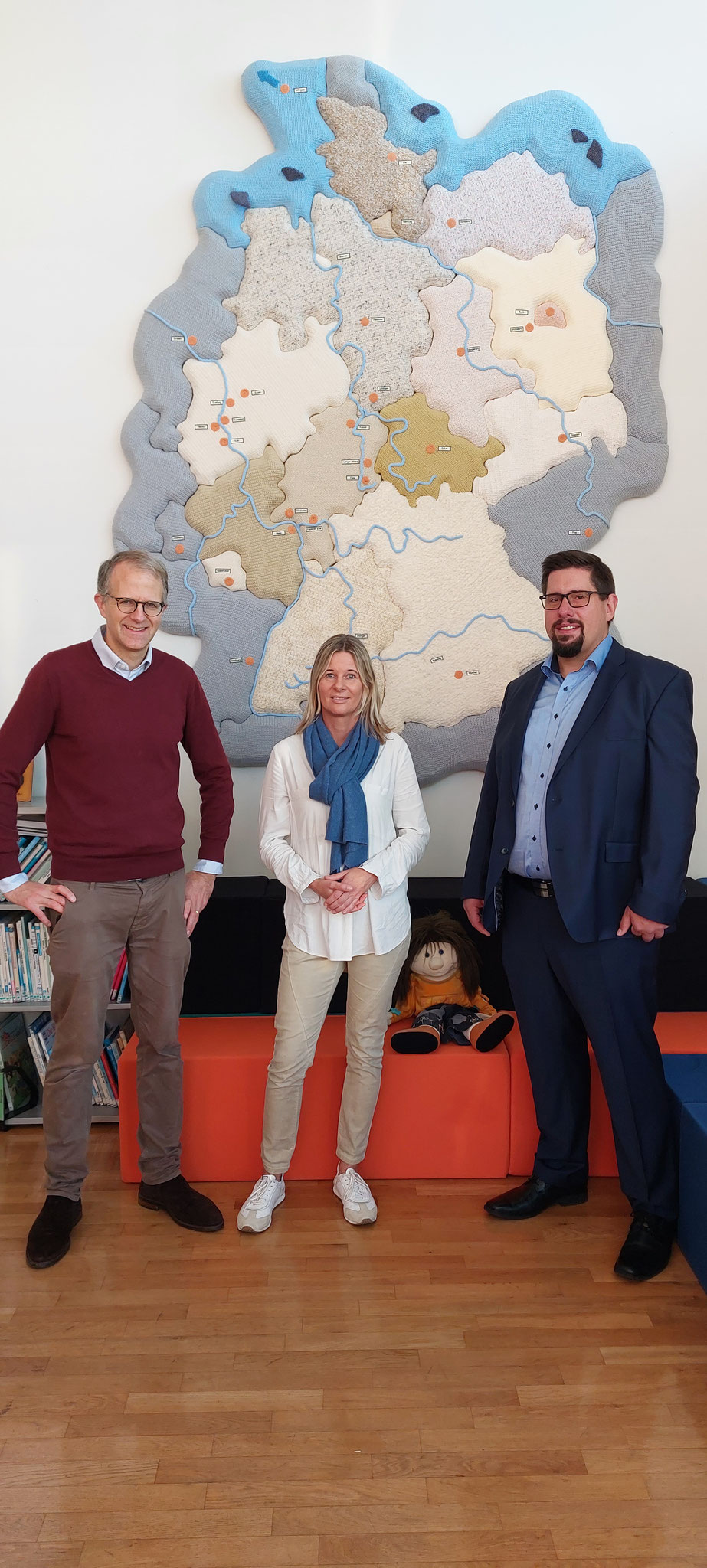 Die Firma Gas-Union stiftet der Grundschule Schloßborn das Wandobjekt "Deutschlandkarte" von der Künstlerin Patricia Waller