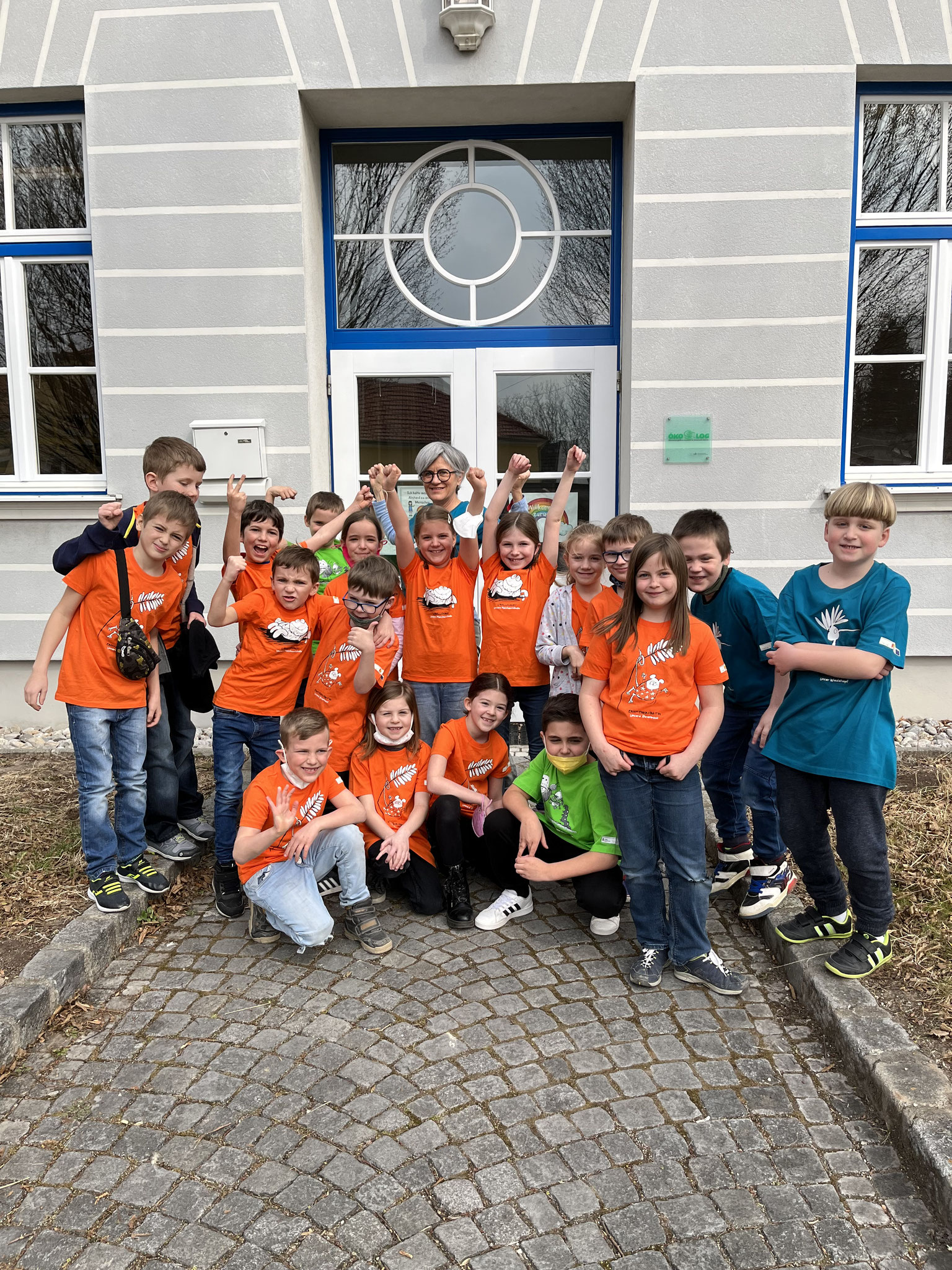 Kinder der Volksschule Schattendorf mit Gewinner T-Shirts